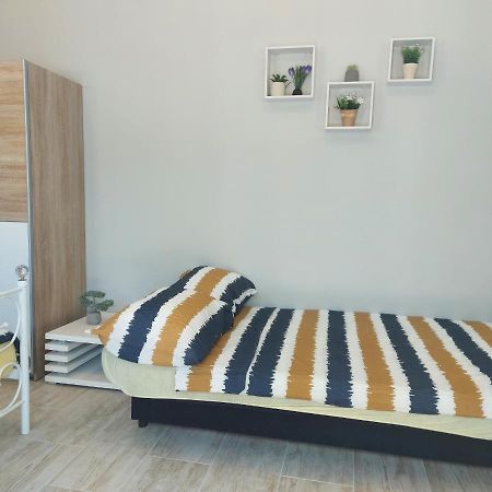 Studio Apartment Palmira Liznjan Exterior photo