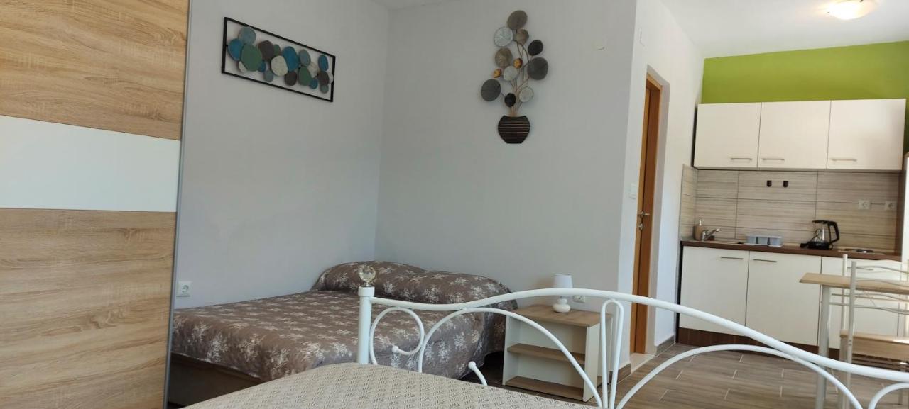 Studio Apartment Palmira Liznjan Exterior photo
